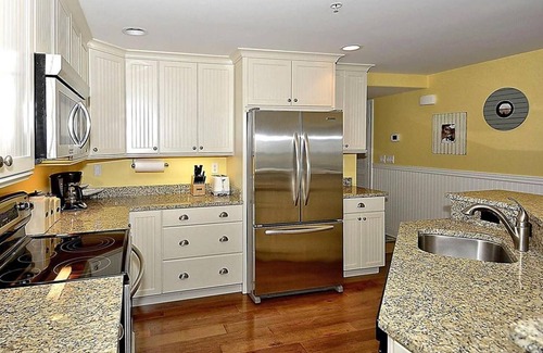 Bethany Beach Condominio | Condominio FRENTE AL MAR 3BR / 3BA en el paseo marítimo de Bethany con una PISCINA