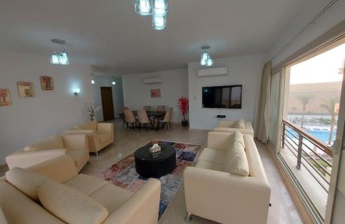 Al-Khalifa Apartamento | 3BR APT, free pool access, EMMAR Uptown Cairo