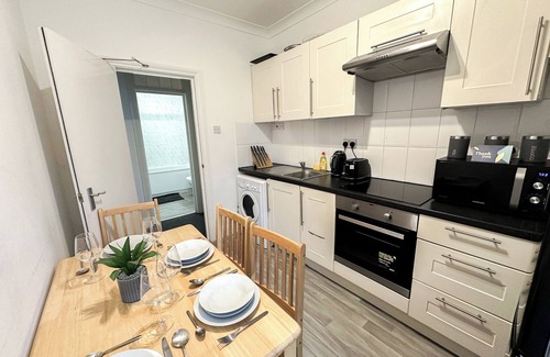 Golders Green Apartamento | 3BR Apt Near Hampstead Heath With Free Parking & Private Gardensn