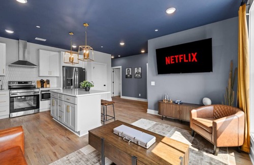 Talbot's Corner Apartamento | 3BR Bachelor Retreat | Patio Hangouts| Sleeps 10!
