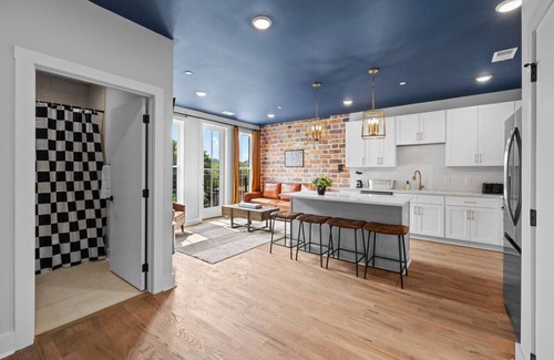 Talbot's Corner Apartamento | 3BR Bachelor Retreat | Patio Hangouts| Sleeps 10!