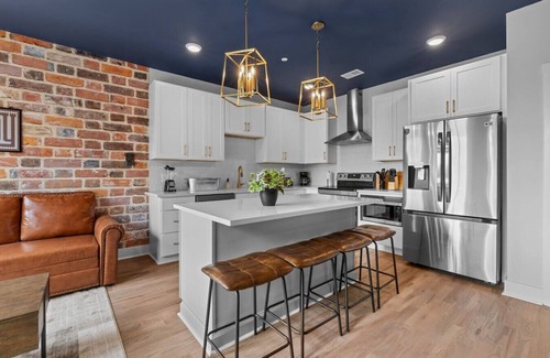 Talbot's Corner Apartamento | 3BR Bachelor Retreat | Patio Hangouts| Sleeps 10!