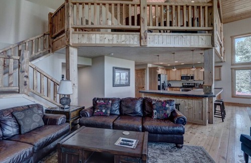 Lead Chalet De Esquí | 3BR Blackmoon Chalet at Terry Peak w/Hot Tub!