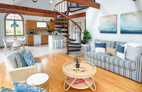 Katama Casa | 3BR Coastal Retreat in Quiet Edgartown Neighborhood