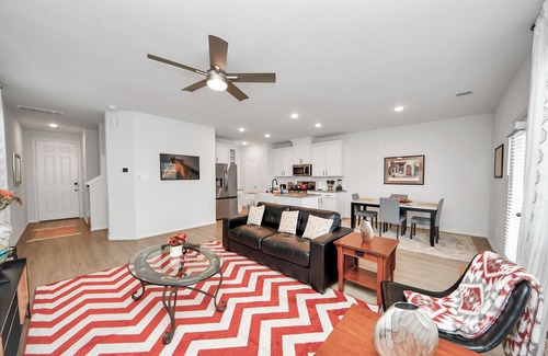 Katy Casa | 3BR Corporate & Family Getaway Near Katy Mills