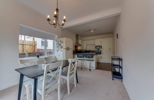 Sheffield Casa | 3BR Detached Bungalow w/Parking