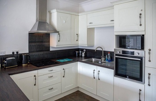 Sheffield Casa | 3BR Detached Bungalow w/Parking