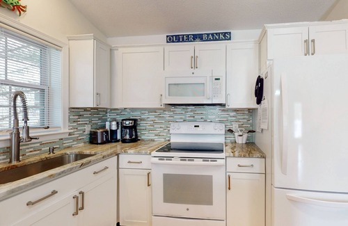 Colington Harbour Casa | 3BR dog friendly home with game room, pool access