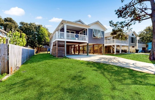Colington Casa | 3BR Dog-friendly home near beach w/office, balcony