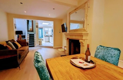 Ringsend Casa | 3BR Dublin 4 Gem: Walk to Docks, Beach & Tech HQs