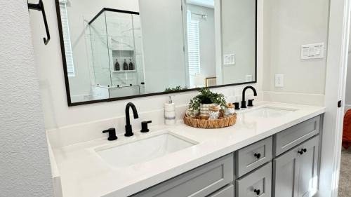 North Houston Casa | 3BR Escape Near the Galleria - High Ceilings