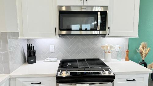 North Houston Casa | 3BR Escape Near the Galleria - High Ceilings