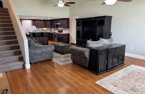 Gilbert Casa | 3BR Farmhouse near Gilbert Temple with access to indoor Racquetball Court