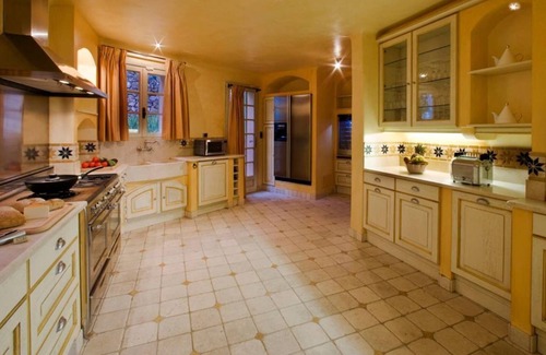 Grasse Casa | 3BR Grasse Lush en vegetación con un encanto encantador