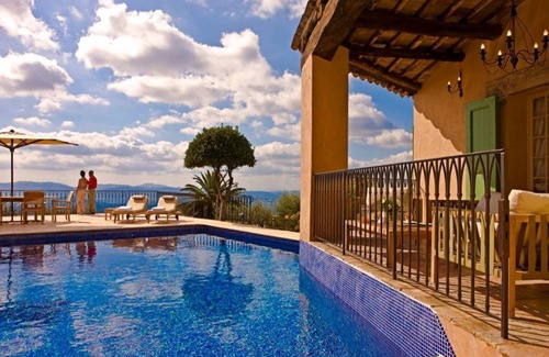 Grasse Casa | 3BR Grasse Lush en vegetación con un encanto encantador