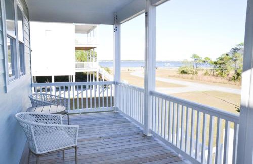 Oak Hammock Casa | 3BR Harkers Island Dream King bed Sound Views