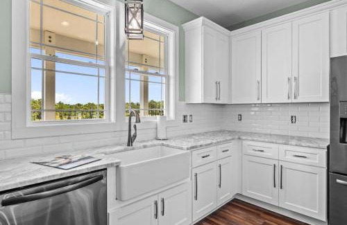 Oak Hammock Casa | 3BR Harkers Island Dream King bed Sound Views