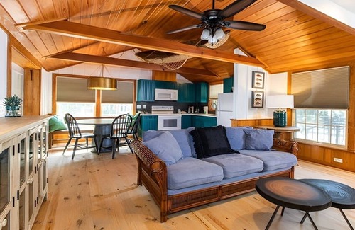 Captiva Hotel | 3BR Historical Cottage | Porch | Pools | Parking | Steps to Captiva Beach