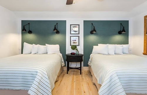 Captiva Hotel | 3BR Historical Cottage | Porch | Pools | Parking | Steps to Captiva Beach
