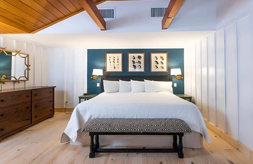 Captiva Hotel | 3BR Historical Cottage | Porch | Pools | Parking | Steps to Captiva Beach