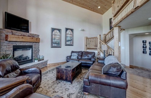 Lead Chalet De Esquí | 3BR Holy Terror Chalet at Terry Peak with Hot Tub!