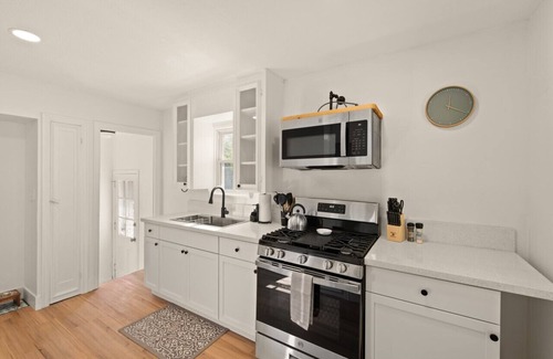 Euclid Casa | 3BR Home Bright & Open In Euclid Near Cleveland!
