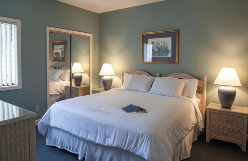 Hilton Head Complejo | 3BR Home w/Screened Porch, Pool, Tennis, Kitchen, Bike Paths and Water Backdrop