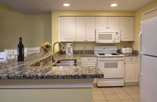 Hilton Head Complejo | 3BR Home w/Screened Porch, Pool, Tennis, Kitchen, Bike Paths and Water Backdrop
