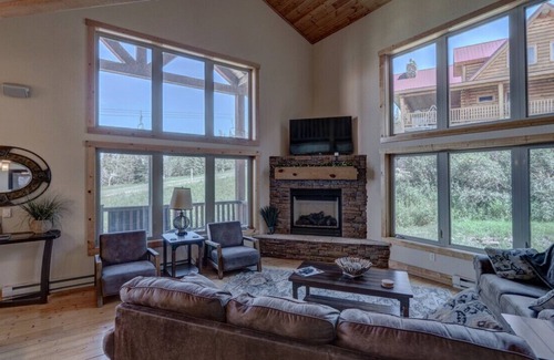 Lead Chalet De Esquí | 3BR Homesteak Chalet at Terry Peak with Hot Tub!