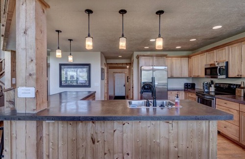 Lead Chalet De Esquí | 3BR Homesteak Chalet at Terry Peak with Hot Tub!
