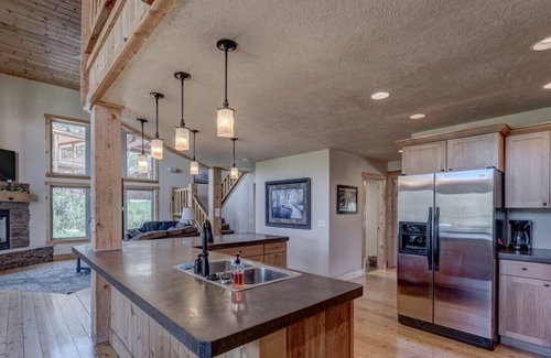 Lead Chalet De Esquí | 3BR Homesteak Chalet at Terry Peak with Hot Tub!