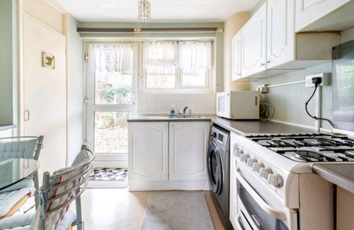 Stratford Casa | 3BR House/Garden/Patio/7 Guests/Fireplace/Parking