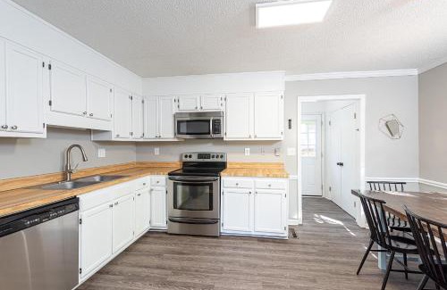 North Raleigh Casa | 3BR Kid Friendly Fenced in Swingset