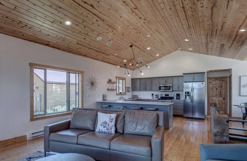 Lead Chalet De Esquí | 3BR Kussy Chalet at Terry Peak with Hot Tub!
