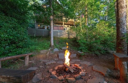 Tuckasegee Cabina | 3BR Lakefront w/ Dock, Hot Tub, Game Room + EV