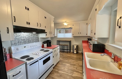 Cary Casa | 3BR Mid-Century Modern in Downtown Cary!