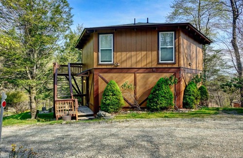 Beech Mountain Casa | 3BR Mountain Cabin with VIEWS and FIREPIT Sleeps 8