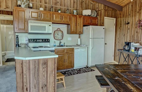 Beech Mountain Casa | 3BR Mountain Cabin with VIEWS and FIREPIT Sleeps 8