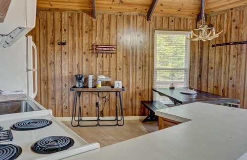 Beech Mountain Casa | 3BR Mountain Cabin with VIEWS and FIREPIT Sleeps 8