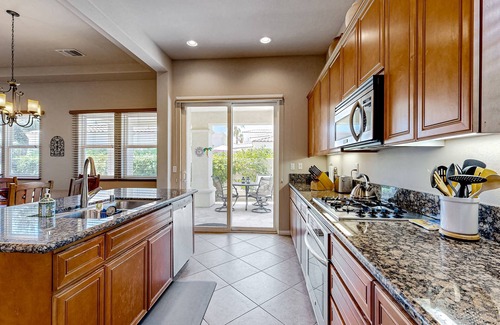 La Quinta Casa | 3BR Mtn Home with pool, hot tub, patio, fireplace, golf, Coachella