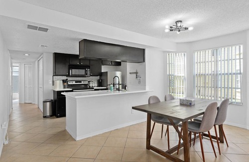 Royal Palm Bay Condominio | 3BR Near Disney - Patio, Pool, Hot Tub, Gym & Sauna