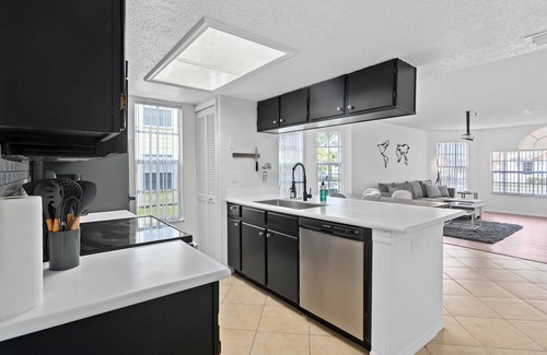Royal Palm Bay Condominio | 3BR Near Disney - Patio, Pool, Hot Tub, Gym & Sauna