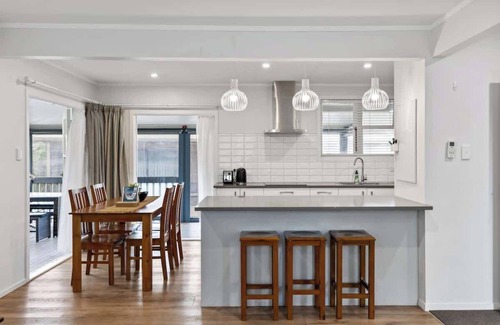 Auckland Casa | 3BR Home with Patio & Parking, Near Tamaki River