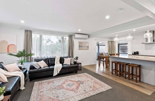 Auckland Casa | 3BR Home with Patio & Parking, Near Tamaki River