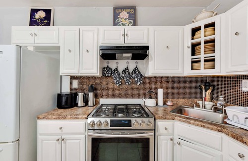 Ampere Apartamento | 3BR Newark duplex near Downtown & Transit