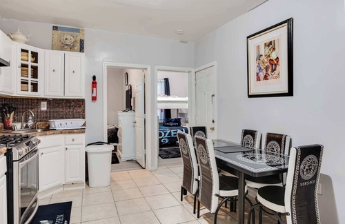 Ampere Apartamento | 3BR Newark duplex near Downtown & Transit