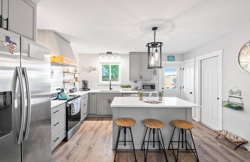 Bay Area Casa | Sandy Feet Retreat Charming 3/2 Getaway Pets Ok, 15 Minutes to the OCEAN!