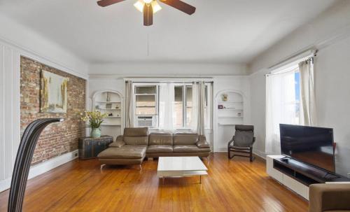 West New York Apartamento | 3BR Skyline Apt in Bustling District I Great Value NJ5
