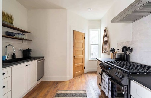 Uptown Apartamento | 3BR Sleeps 6 Steps to NW 23rd Fast WiFi