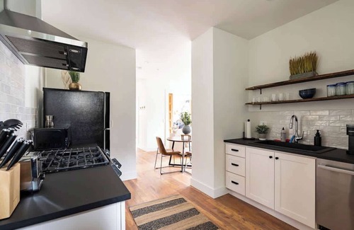 Uptown Apartamento | 3BR Sleeps 6 Steps to NW 23rd Fast WiFi